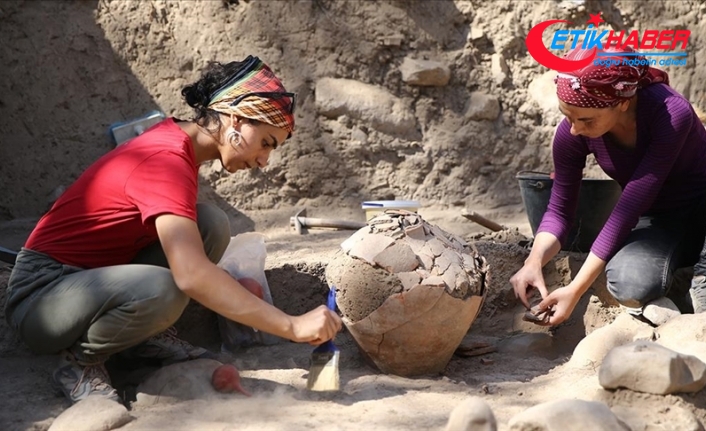 Yumuktepe Höyüğü'nde 4 bin 500 yıllık küpün yer aldığı yapı bulundu