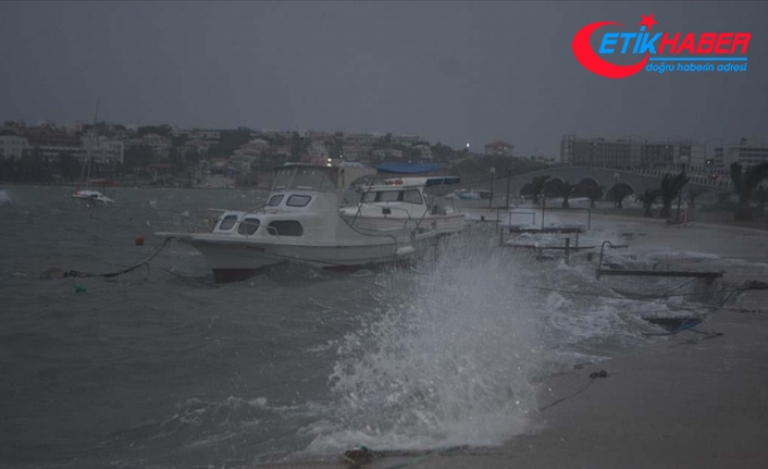 Ayvalık'ta fırtına nedeniyle bazı tekneler alabora oldu