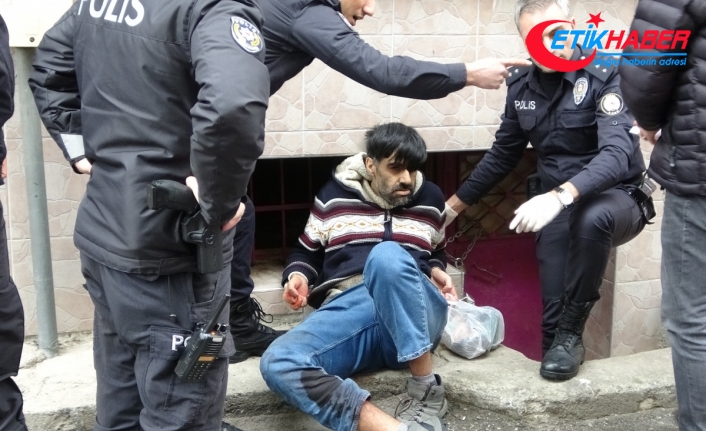 Bursa'da polise bıçakla saldıran şahıs, ayağından vurularak etkisiz hâle getirildi