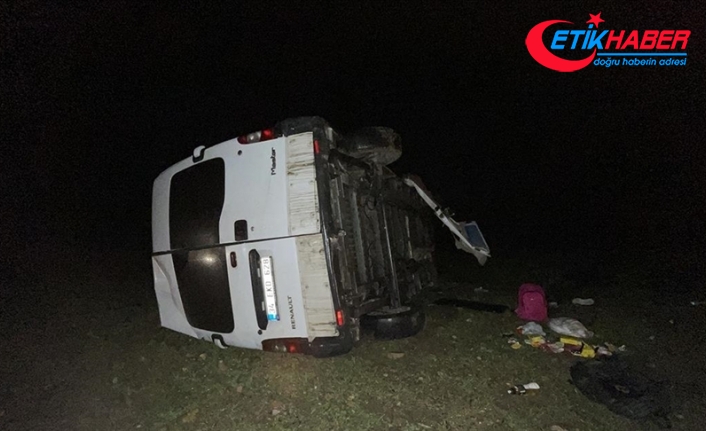 Edirne'de göçmenleri taşıyan minibüsün devrilmesi sonucu 16 kişi yaralandı