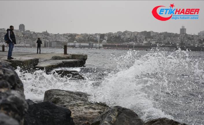 İstanbul'da tam fırtına etkili olurken, boğaz da gemi geçişlerine kapatıldı