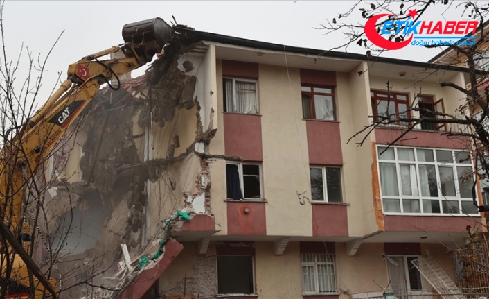 Keçiören'deki Onbirler Apartmanı'nın yıkımına başlandı