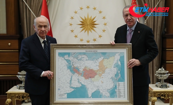 MHP Lideri Bahçeli, Cumhurbaşkanı Erdoğan'a Türk dünyası haritası hediye etti