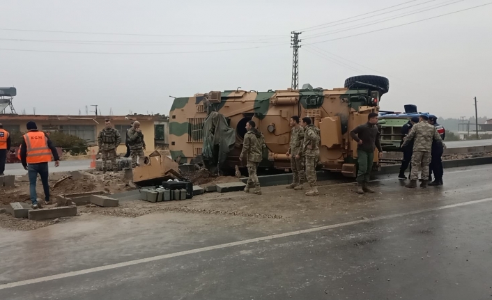 Zırhlı askeri araç devrildi: 3 asker yaralı