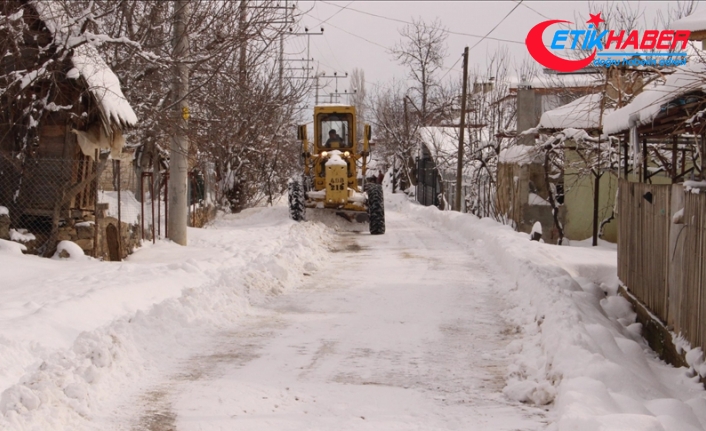 Antalya'nın bazı ilçelerinde karla mücadele çalışması sürüyor