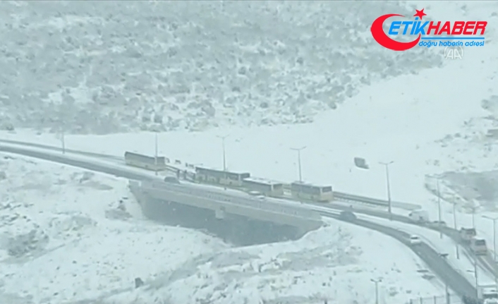 Başakşehir'de kar yağışı nedeniyle İETT otobüsleri yolda kaldı