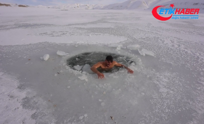 Çılgın fenomen buz tutan Van Gölü'ne daldı, hipotermi tehlikesi geçirdi