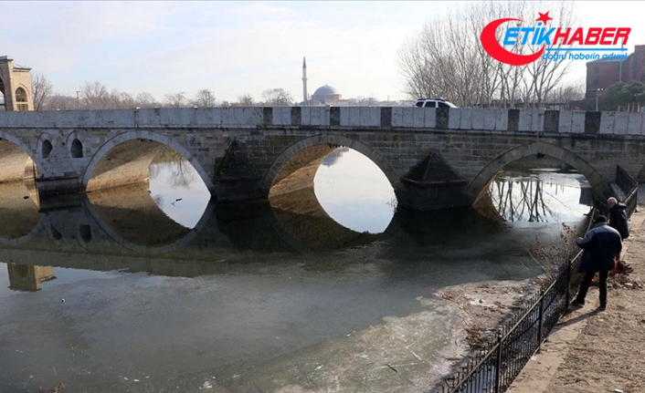 Edirne'de balıkçılar Tunca Nehri'nde buzları kırarak balık tutuyor