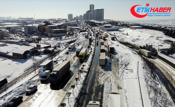 İstanbul'da kar nedeniyle yola bırakılan araçlar kaldırılıyor
