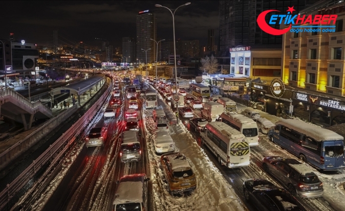 İstanbul'da özel araçlar saat 13.00'e kadar trafiğe çıkamayacak
