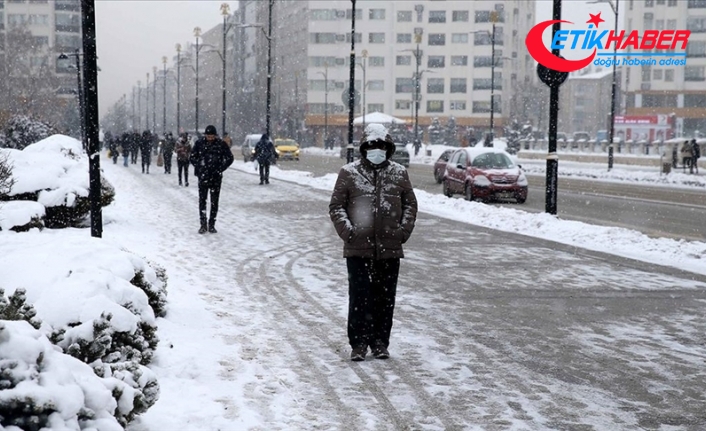 Kırşehir ve Sivas'ta kar yağışı etkili oluyor