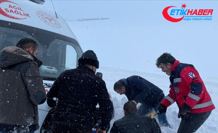 Nevşehir'de kara saplanan ambulansı karla mücadele ekipleri kurtardı