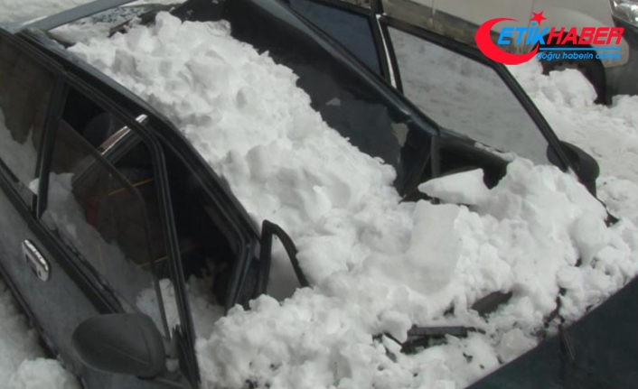 Otomobilin üzerine düşen kar tavanı çökertti: O anlar kamerada