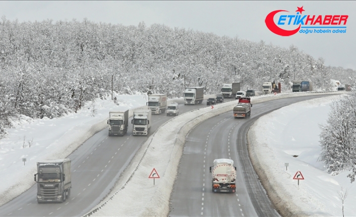 Samsun-Ankara kara yolunda kar yağışı nedeniyle aksayan ulaşım normale dönüyor