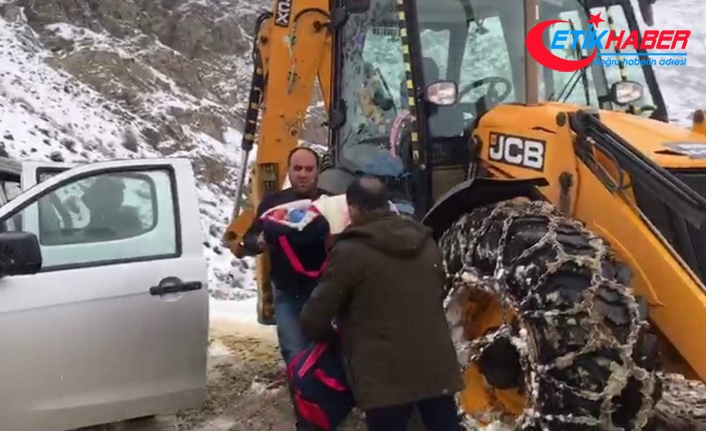 Siirt'te karla kaplı yollarda ekipler, 8 aylık bebek için seferber oldu