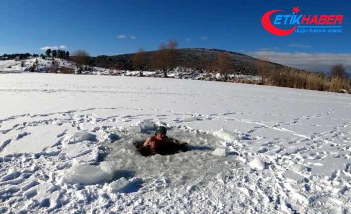 Uludağ'ın buz tutan göllerini testere ile kesti...Üzerinde yürüyüp altında yüzüyor