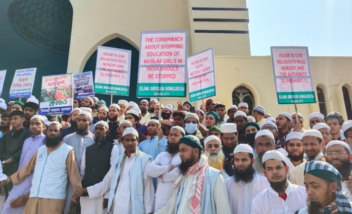 Bangladeş’ten, Hindistan’daki başörtüsü yasağına karşı protesto
