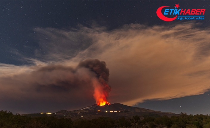 İtalya'da Etna Yanardağı yeniden kül ve lav püskürttü