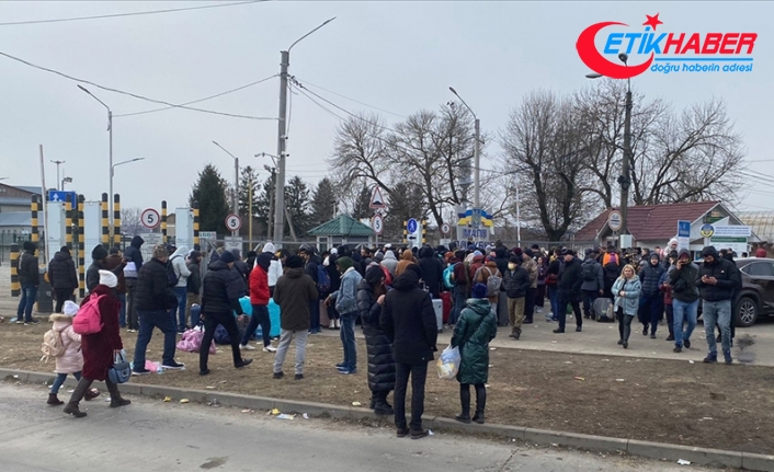 Ukrayna'dan tahliyesine başlanan Türk vatandaşlarını taşıyan 5 otobüs Romanya sınırına ulaştı