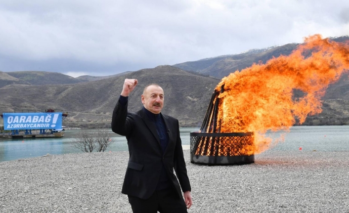 Azerbaycan Devlet Başkanı Aliyev nevruz ateşini yaktı