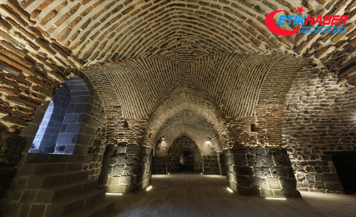 Diyarbakır'da tarihi surlardaki Ulu Beden Burcu ışıklandırıldı