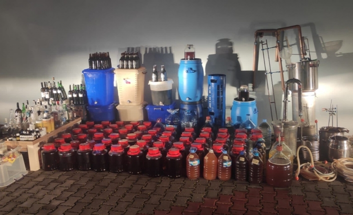 Sahte içki üretimine suçüstü: 853 litre el yapımı içki bulundu