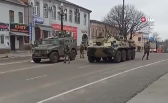 Ukrayna’da halk, Rus tankının önünü keserek milli marşlarını okudu