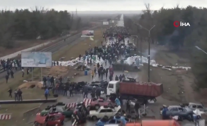 Ukrayna’nın Energodar kentinde siviller anayolu kapattı