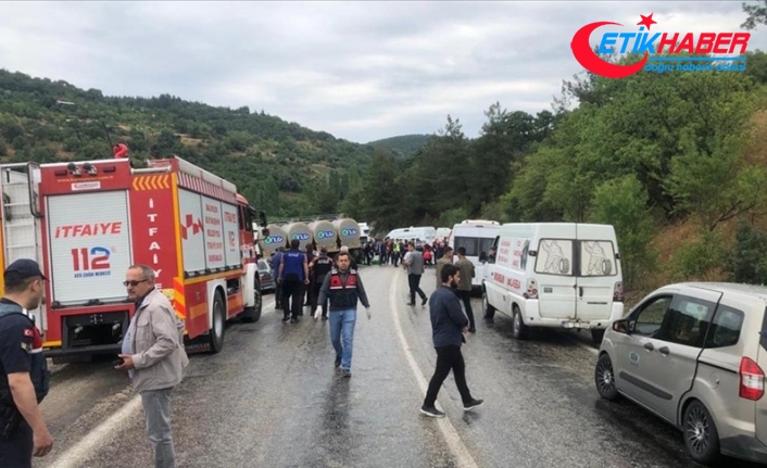 Balıkesir'de minibüs ile kamyon çarpıştı, 6 kişi hayatını kaybetti, 12 kişi yaralandı