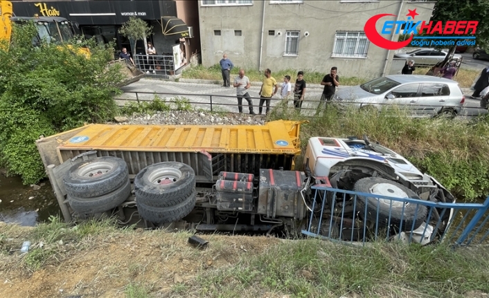 Beykoz'da durağa çarpan İBB'ye bağlı kamyon su kanalına devrildi