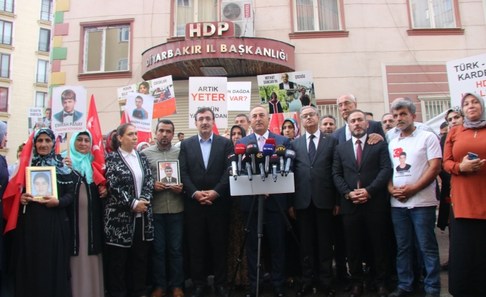 Dışişleri Bakanı Çavuşoğlu evlat nöbetindeki ailelerle bir araya geldi