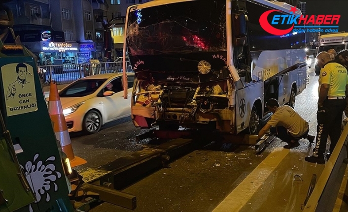 İstanbul'da servis otobüsü ile çekicinin çarpışması sonucu 9 kişi yaralandı