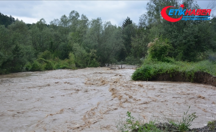 Mengen-Pazarköy yolunda ulaşım su taşkını nedeniyle kontrollü sağlanıyor