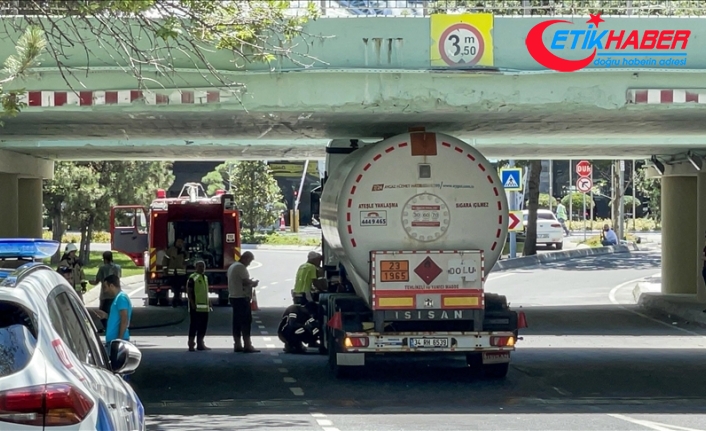 Bakırköy'de köprüye sıkışan tır 1,5 saatlik çalışmayla kurtarıldı