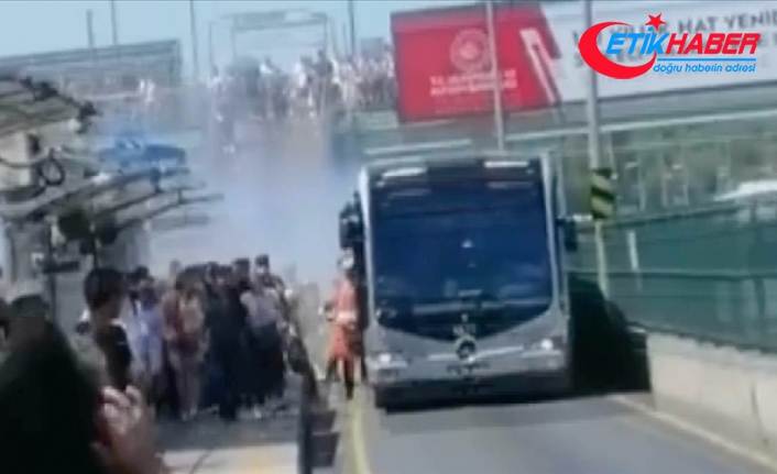 İstanbul'da duman çıkararak arızalanan metrobüsün yolcuları tahliye edildi