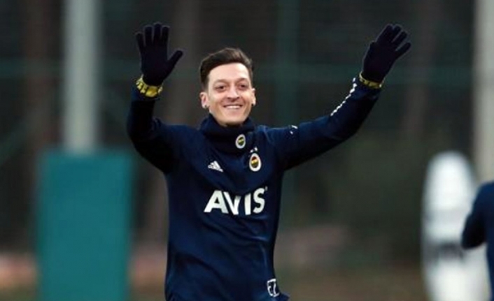 Medipol Başakşehir, Mesut Özil’i kadrosuna kattığını açıkladı