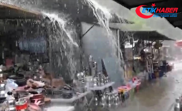 Sinop'ta sağanak kent merkezinde su baskınlarına neden oldu