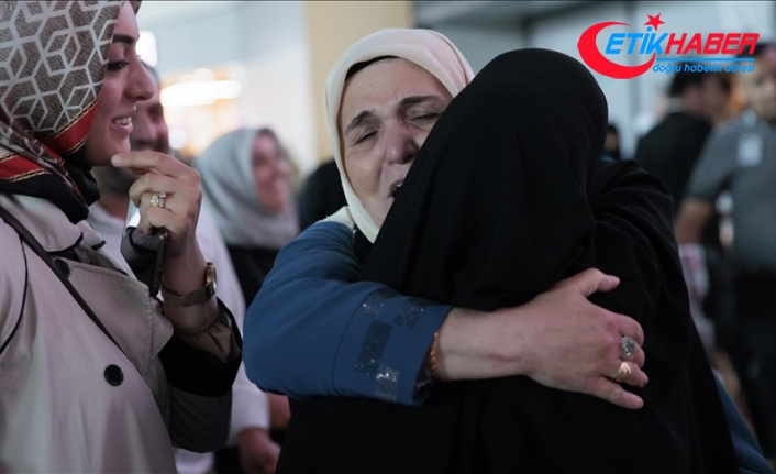 Yurda dönen ilk hacı kafilesi İstanbul Havalimanı'nda gözyaşlarıyla karşılandı
