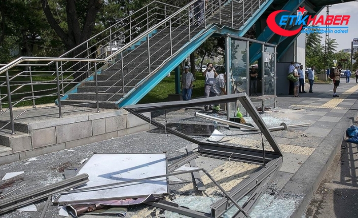 Ankara'da minibüsün otobüs durağına çarptığı kazada 3 kişi yaralandı