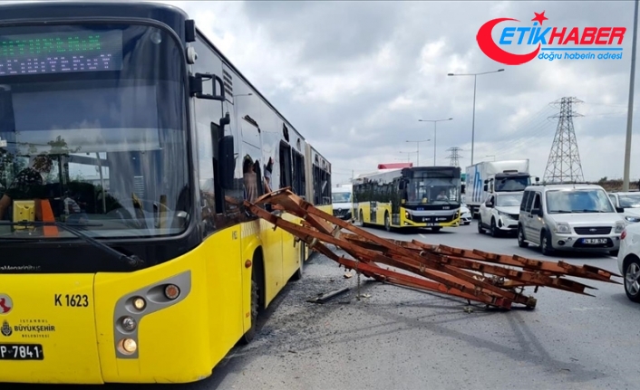 İstanbul'da tırdan sarkan demirler İETT otobüsüne çarptı