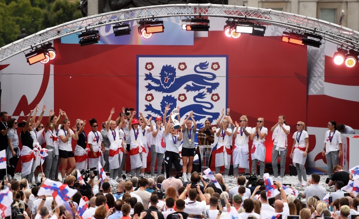 Londra’da binlerce kişi kadın futbol takımının şampiyonluğunu kutladı