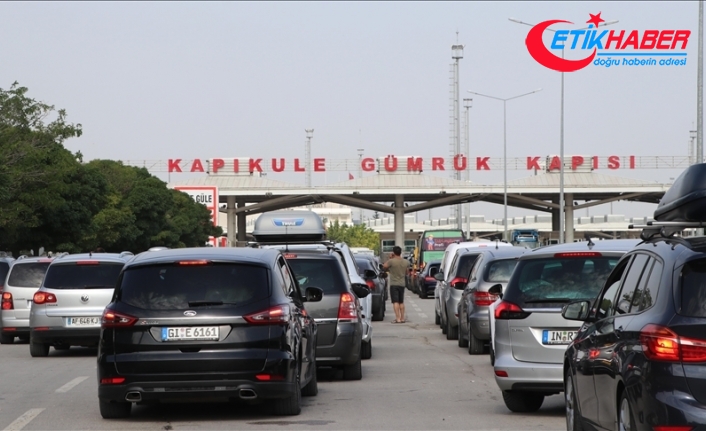Tatilleri biten gurbetçiler dönüş yolunda Kapıkule'de yoğunluk oluşturdu