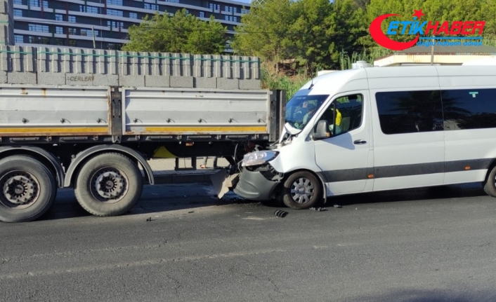 Tur minibüsü park halindeki tıra arkadan çarptı: 5 yaralı