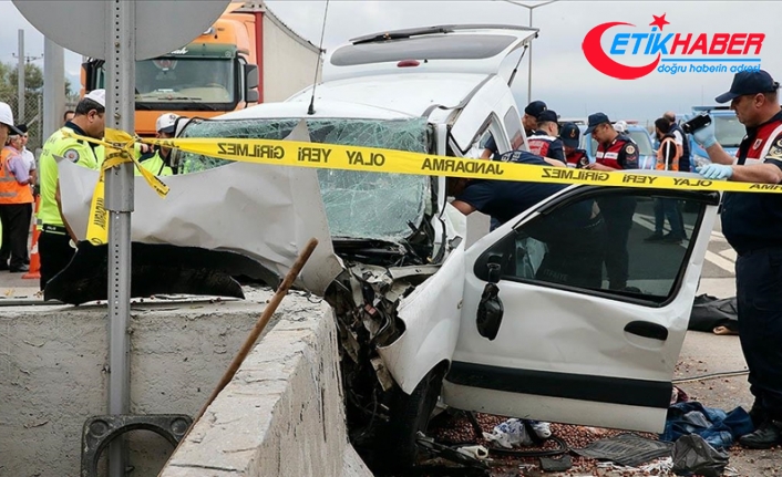 Bolu'da gişelere çarpan hafif ticari araçtaki 3 kişi öldü, 1 kişi yaralandı