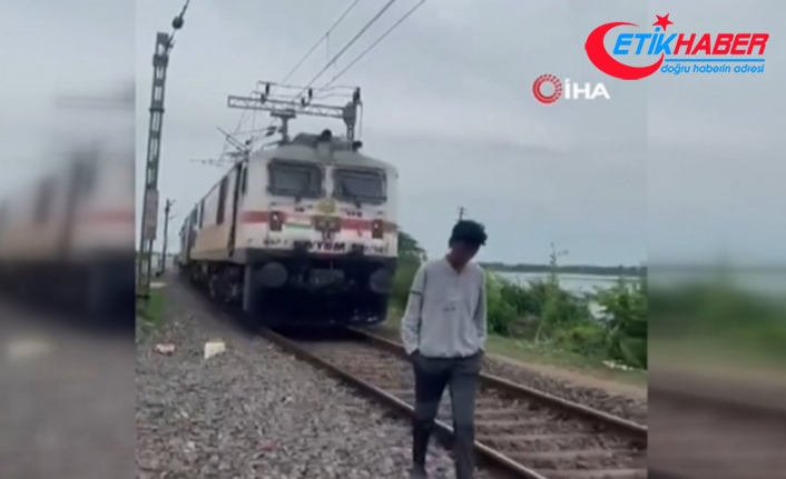 Hindistan’da video çeken gence tren çarptı