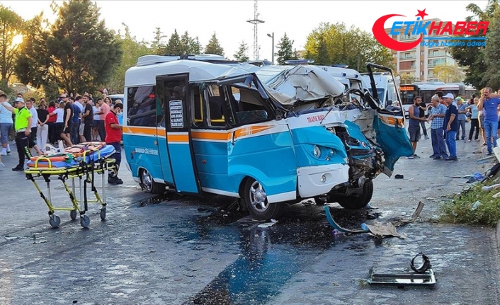 İzmir'de midibüs ile dolmuşun çarpışması sonucu 2 kişi öldü, 4 kişi yaralandı