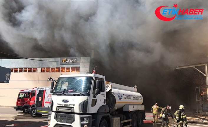 İzmir'de yatak fabrikasında başlayan yangın 2 işletmeye sıçradı