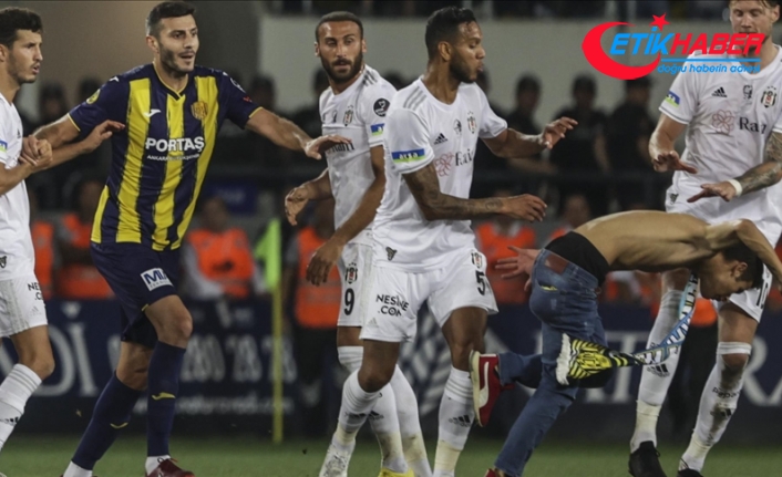 MKE Ankaragücü-Beşiktaş maçının sonunda sahaya girerek oyuncuya saldıran taraftar gözaltına alındı