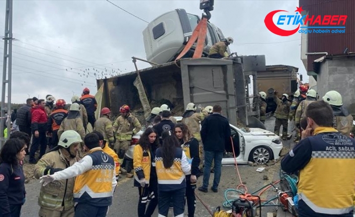 Başakşehir'de hafriyat kamyonu otomobilin üzerine devrildi