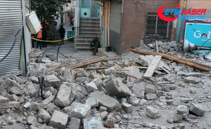 Sağlık Bakanı Koca: İzmir'deki depremden panik sebebiyle 64 kişi etkilendi, 1'i ağır 7 kişinin tedavisi sürüyor